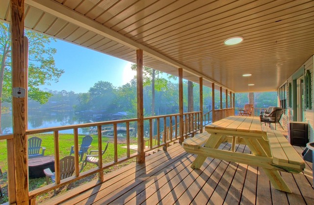 Lakefront property on popular Skiers Cove in Toledo Village, South Toledo Bend.