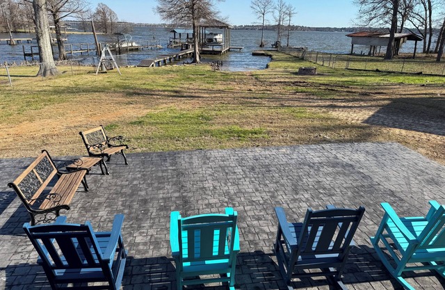 Lakefront quiet Charming 3-bedroom house with WiFi and AC in serene Shreveport.
