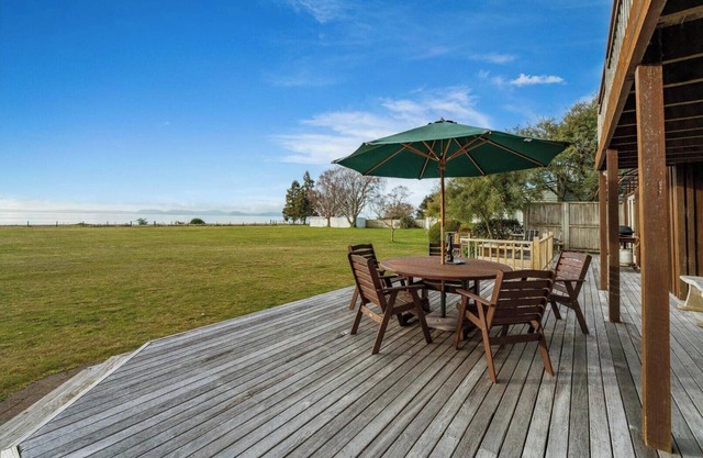 Lakefront Retreat - Lake Taupo Holiday Home