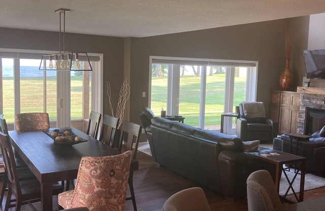 Lakefront Retreat at Izatys Resort: Perfect All-Season Getaway!