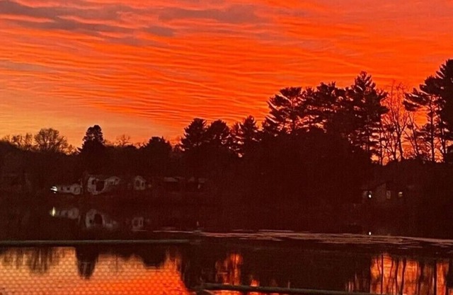 Lakefront Retreat- Cozy and Comfortable- Sleep up to 13! Dog Friendly!