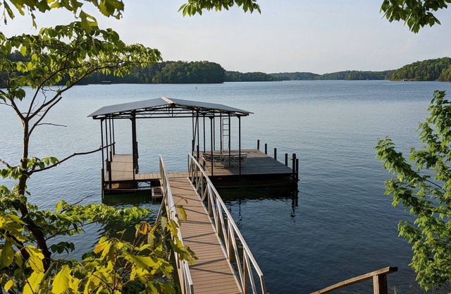 Lakefront Retreat - family friendly with easy access to I-85!