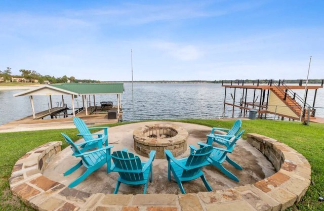 Lakefront retreat, hot tub, firepit, pets