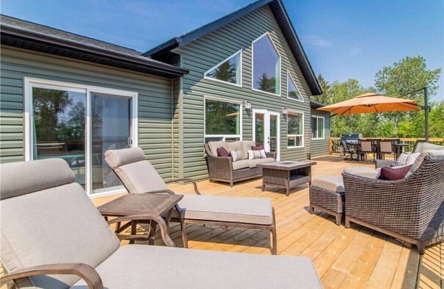 Lakefront retreat in Gimli, Manitoba!
