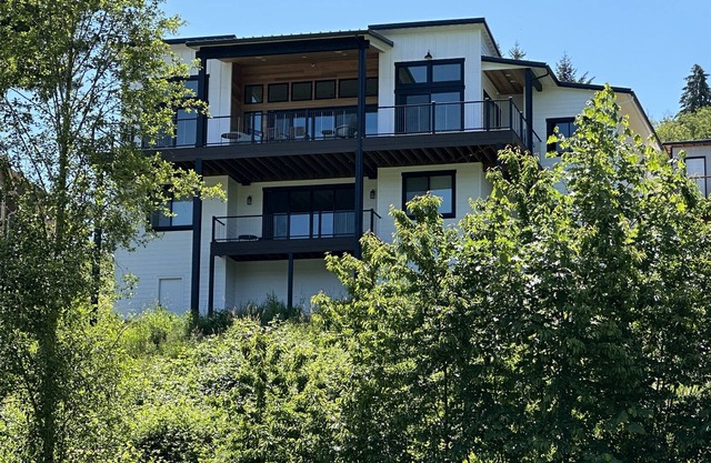 Lakefront Retreat: New Construction Lake House with Breathtaking Mayfield View