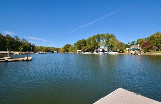 Lakefront Retreat – Perfect for Relaxation & Remote Work