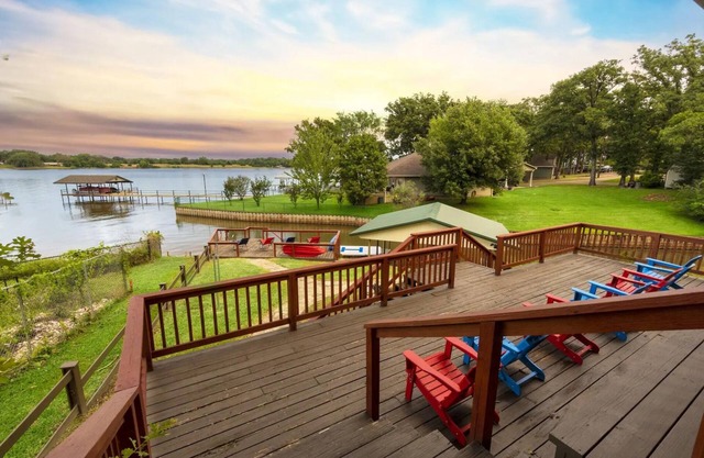 Lakefront Retreat/ Sleep 15 Starlink Internet and 2 kayaks with reservations