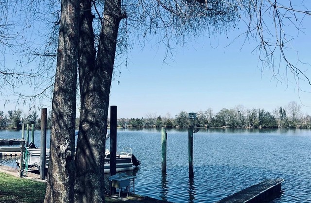 Lakefront retreat 1-bedroom condo in serene natural surroundings in Madisonville