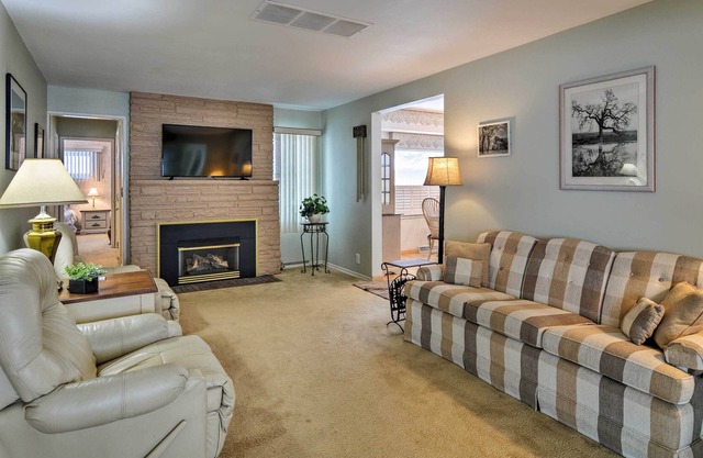 ¡NUEVO! Lakefront Home w / Sandy Shores y vistas al atardecer