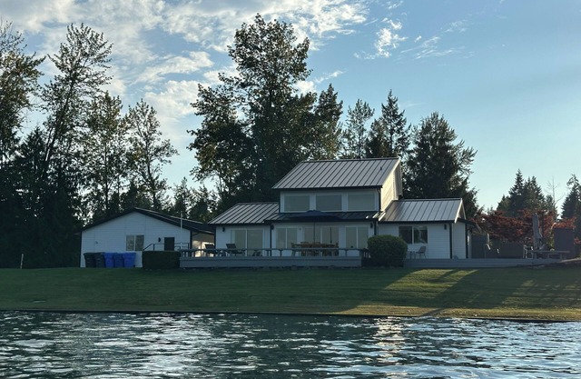 Lakefront Retreat with Private Dock's, Stunning Views, fireplaces and hot tub!