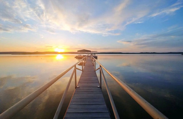 Lakefront retreat with private Boat Ramp, Dock, Hot Tub, and Stunning Sunsets ☀️