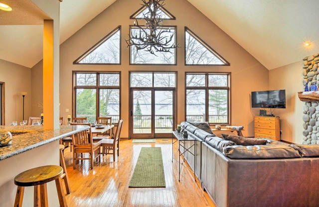 Lakefront Roscommon Home w / Dock, patio, y juegos!