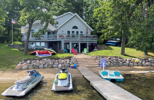 Lakefront, Sandy Beach, 4000 sq ft-sleeps 16, 6+ BR,3.5 bath-Pontoon Waverunner