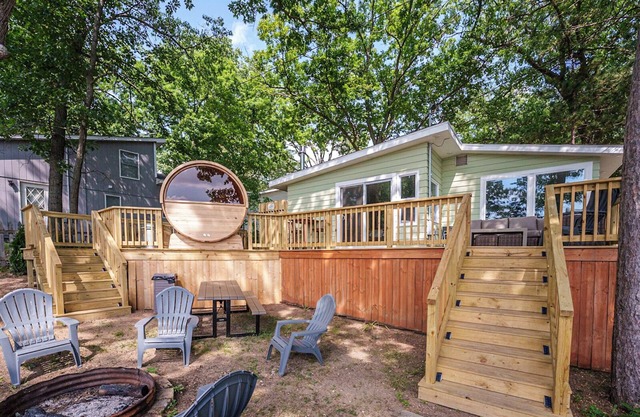 Lakefront | Sauna, Kayaks, Fire Pit, & Huge Deck