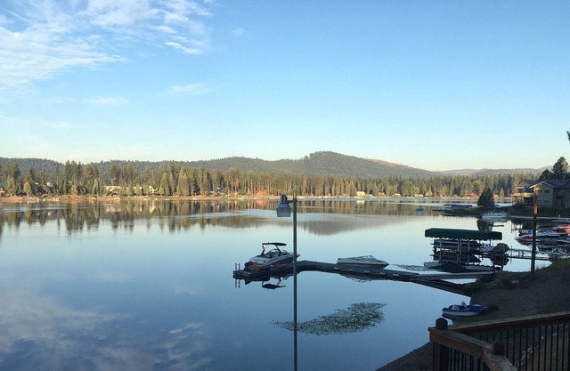 Frente al lago Seeley Lake en casa!