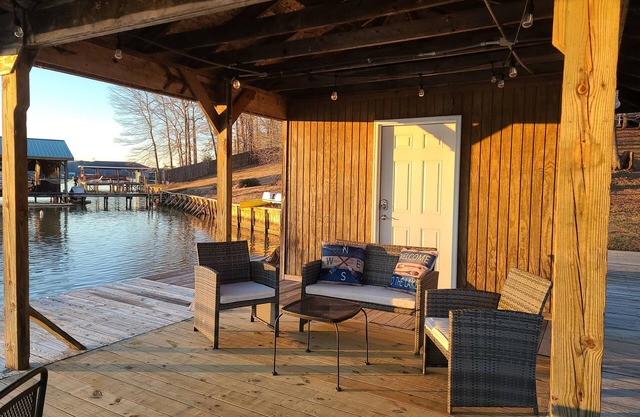 Lakefront Sinclair Daylight Dreamer, Jacuzzi, renovado
