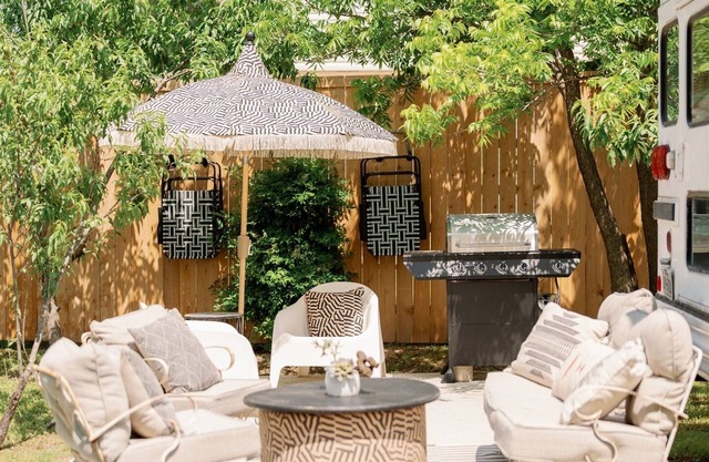 Lakefront Skoolie w/ Firepit, Grill, Kayaks, Putting Green, 2 Patios, Yoga Mats.