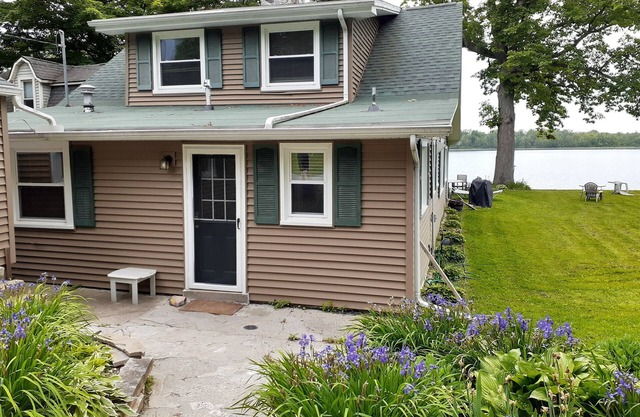 Lakefront sleeps 4-6. MSU events, weddings, golf, close to East Lansing. FISH!
