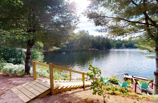 Lakefront studio with private dock, fast WiFi & full kitchen - dog-friendly