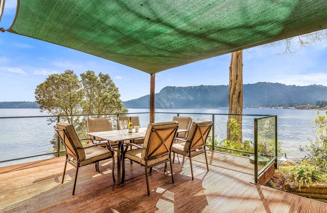 Lakefront Sublime - Lake Rotoiti Holiday Home