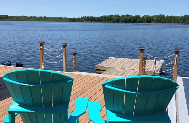 Lakefront, sunsets, family & pet friendly with modern amenities. Must stay!