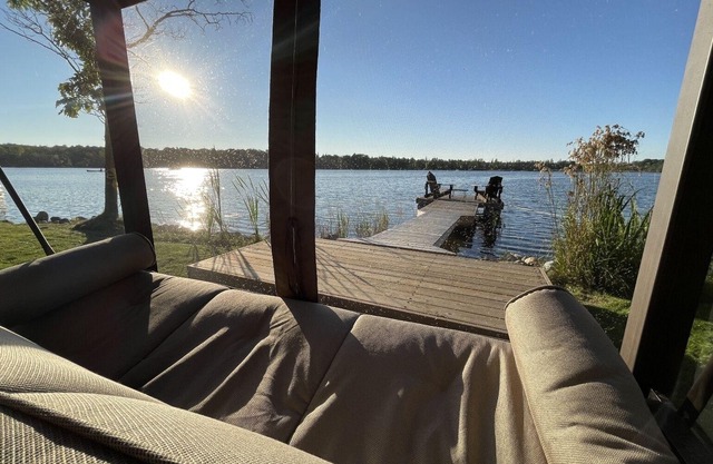 LAKEFRONT SUNSETS & HOTTUB