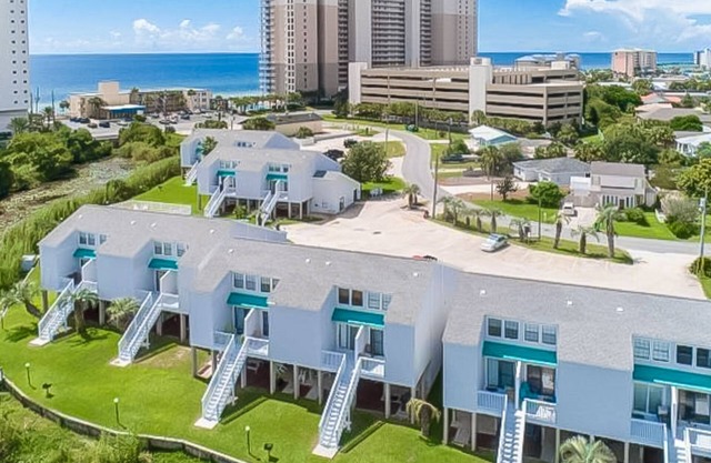 Lakefront townhome near great attractions with beach access, pool & amazing view