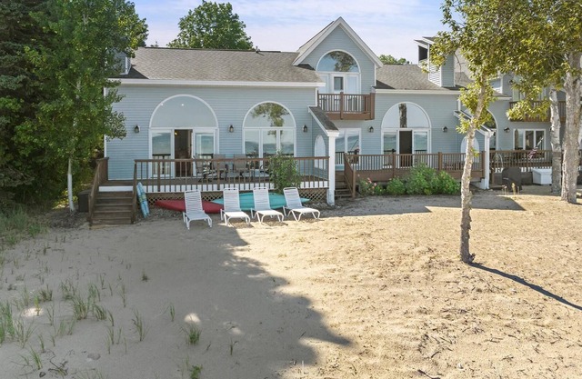 Lakefront Townhome close to Charlevoix & Bay Harbor