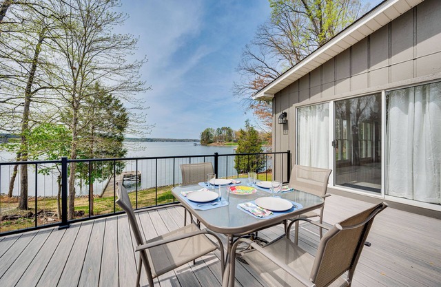 Lakefront Troutman House w/ Spectacular Sunsets!