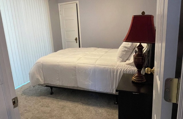 Lakefront two bedroom cottage with Wifi and Ac on enchanting Idlewild Lake