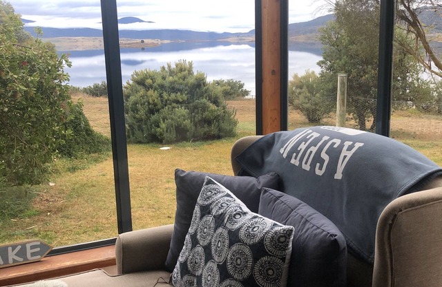 Lakefront @ Tyrolean House Waterfront JINDABYNE