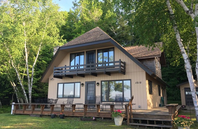 Lakefront Cottage on the South Shore of Crystal Lake