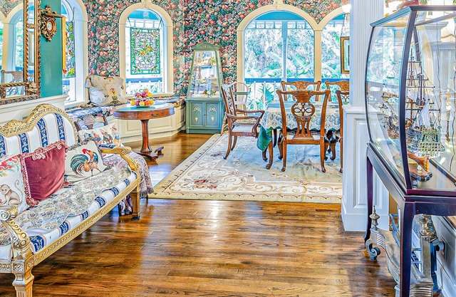 Lakefront Victorian Mansion for Time Travelers & EVENT