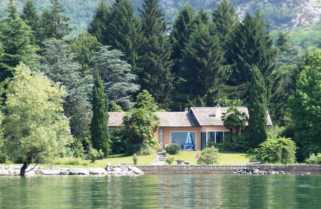 Fantástica villa con gran parque privado, justo en el lago con su propia playa privada.