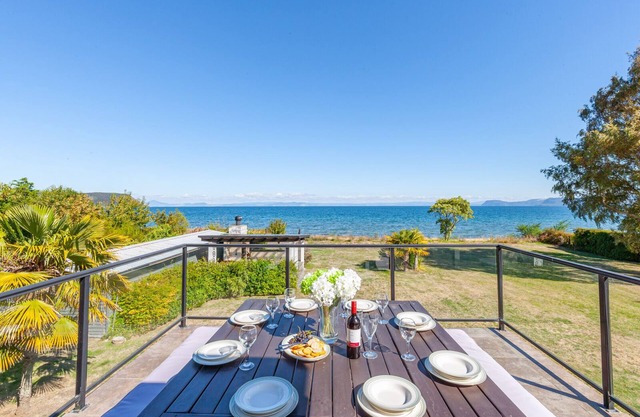Lakefront Villa - Waitahanui Holiday Home