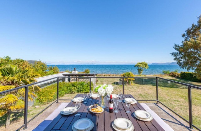 Lakefront Villa - Waitahanui Holiday Home