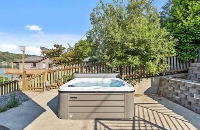 Lakefront w/ Hot tub, and Dock!