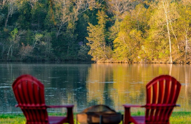 Lakefront! w/ Kayaks, Hot Tub, Pool. Firepit, Park with Playground & Disc Golf.
