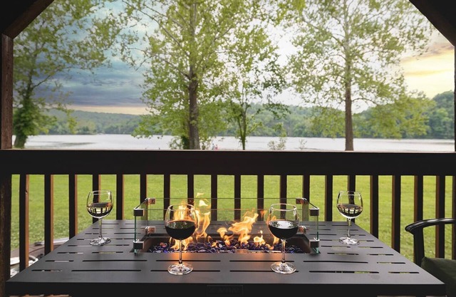 Lakefront! w/ Kayaks, Hot Tub, Pool. Firepit, Park with Playground & Disc Golf.