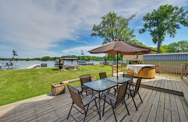 Lakefront Warsaw Home w/ Private Dock + Golf Cart