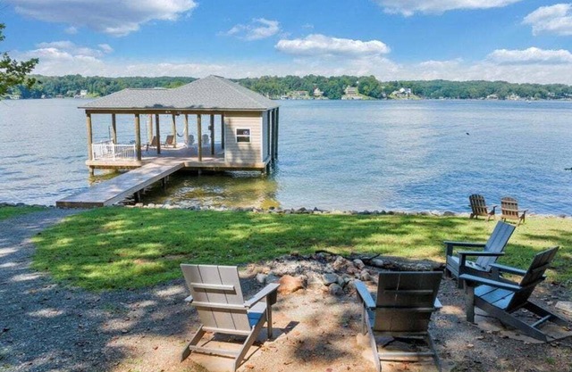 Summer Breeze Cottage - With Private Dock!