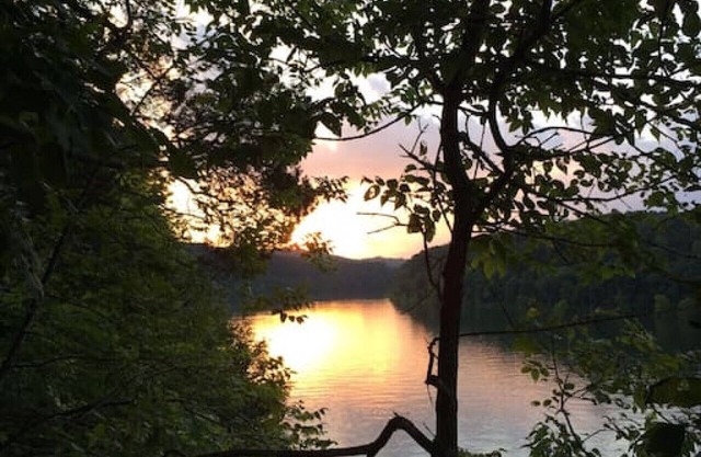 Woodson Bend Resort ~ Lake Cumberland Lakefront Condo de lujo