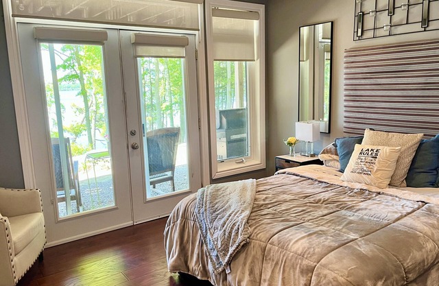 Lakehouse apartment with Bunkie