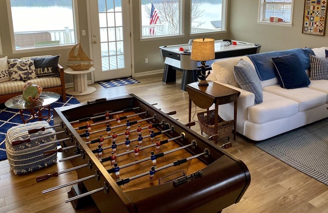 Lakehouse & Boathouse 330 ft of water frontage. Kayak/paddleboat/pontoon rentals