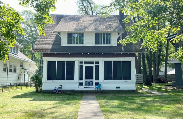 Lakehouse close to wine tasting, breweries, canoeing, color tours, and fun.