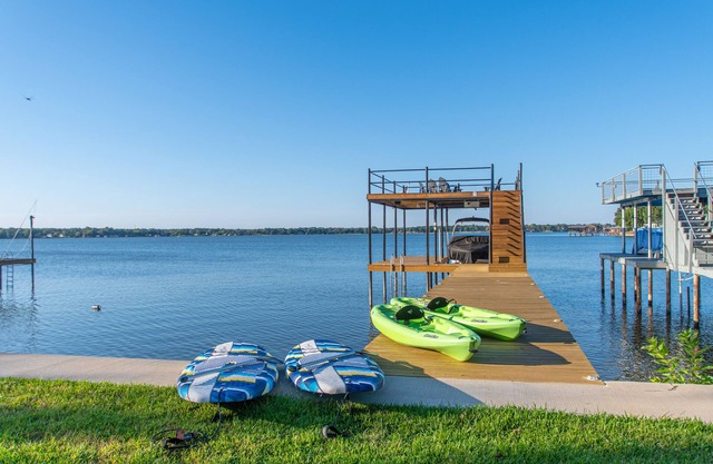 Lakehouse Getaway! Perfect For Boating Swimming Fishing Kayaking
