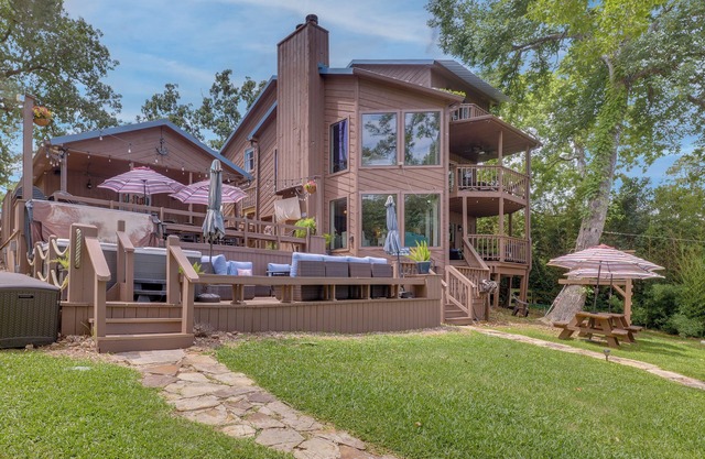 NUEVO-Grand Lake Livingston Home Sleeps 16 w / Hot tub