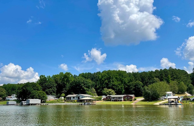 Lakehouse in Charlotte. Sleeps 8.