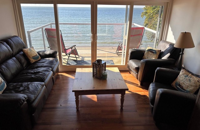 Lakehouse In Port Maitland on the shores of Lake Erie. Enjoy views & swimming