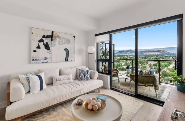 Lakehouse Living Stunning Downtown Kelowna Suite
